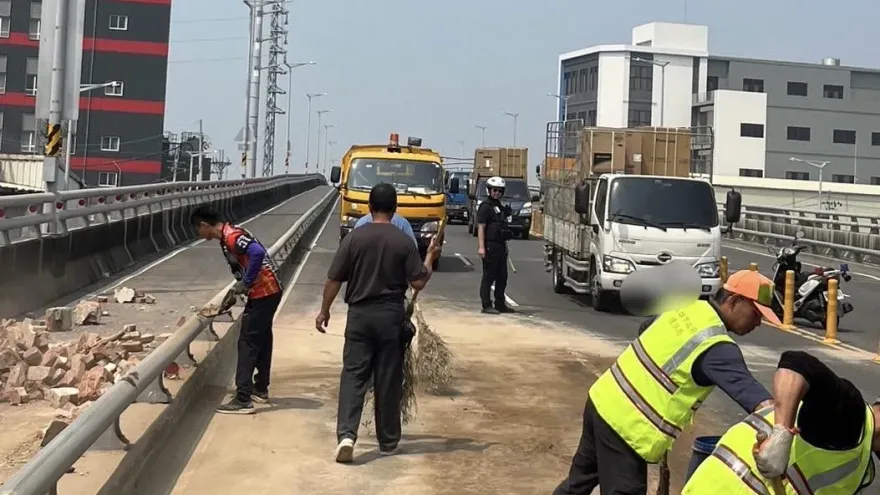 高雄貨車「撞護欄大翻覆」！磚頭掉滿地「封路」　兩線車道回堵