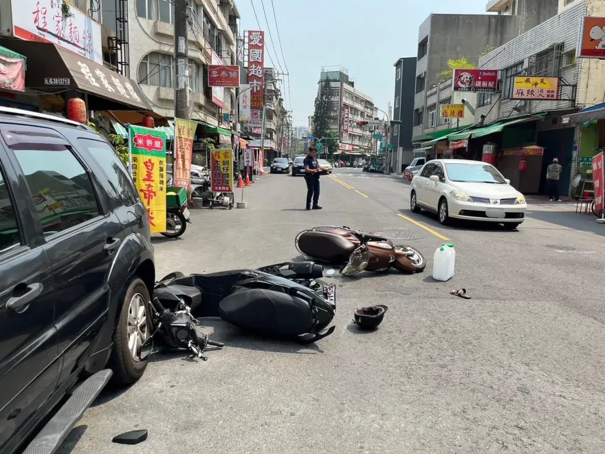 快訊/驚悚！高雄2機車對撞「煞車拉桿插進男腳掌」　緊急鋸斷送醫