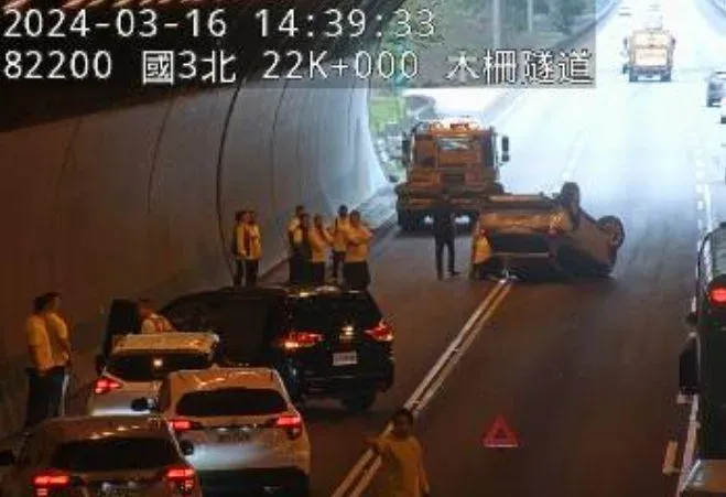 快訊/國3木柵隧道翻車！3車撞一團　54歲駕駛意識不清搶救中