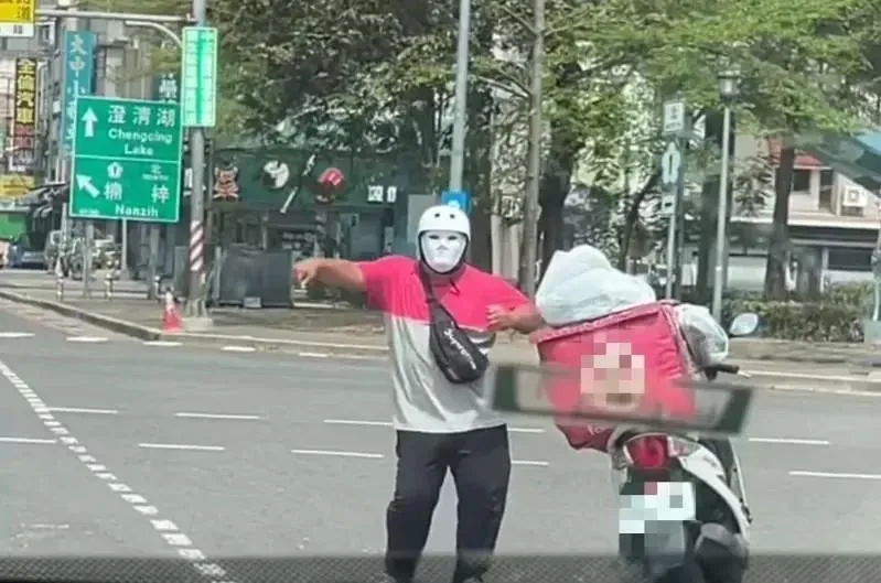 影／送餐送到鏘？高雄外送員等紅燈跳「科目三」　路口炫舞技吞2罰單