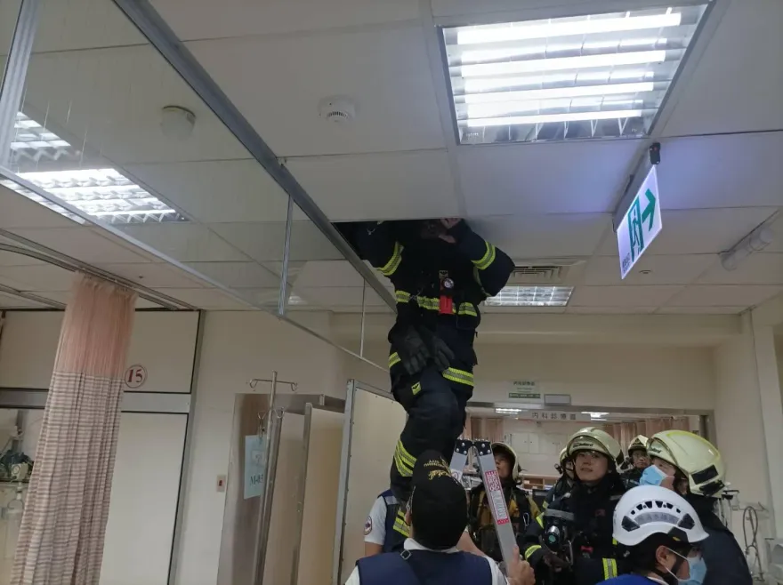 快訊/高醫驚傳火警！內科診區「天花板冒白煙」　院方緊急疏散大量病患