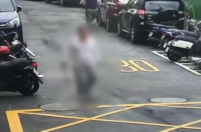 影/持西瓜刀恐怖畫面曝光！南港父子衝突　他酒後竟拿刀咆哮嚇壞路人