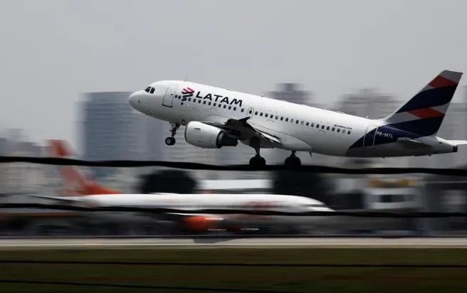 「夢幻客機」恐怖急墜！乘客拋飛釀50傷悲劇　疑空服員闖禍