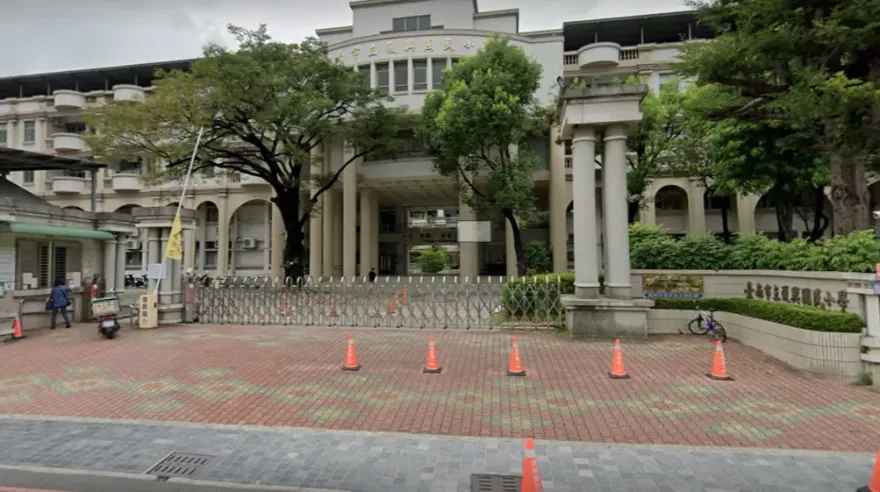 台南復興國小粉專被入侵「狂發色情片」！　校方急報警：快取消關注