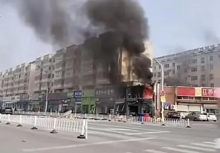 影/「門窗炸飛數米遠」！江蘇燒烤店爆炸致2傷　疑又是瓦斯惹禍