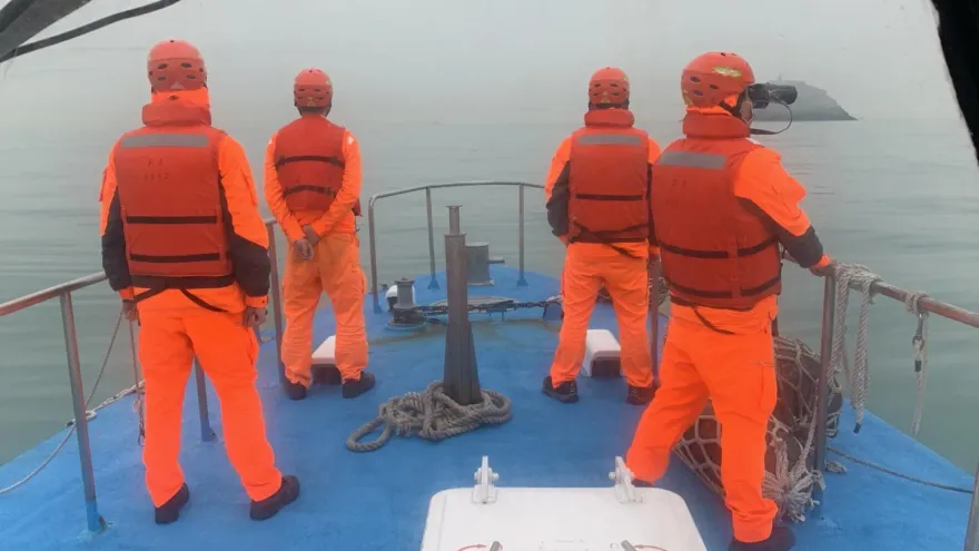 快訊/跟死神搶命！海巡持續與對岸同步搜救落海大陸船員
