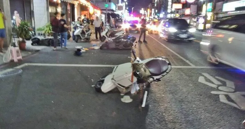高雄驚險肇逃！他開車抽菸拒檢　「逆向衝撞7車」2人受傷