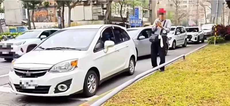 影/快車道是我的停車場！離譜阿公建國花市直接「臨停等家人」　後方車險撞