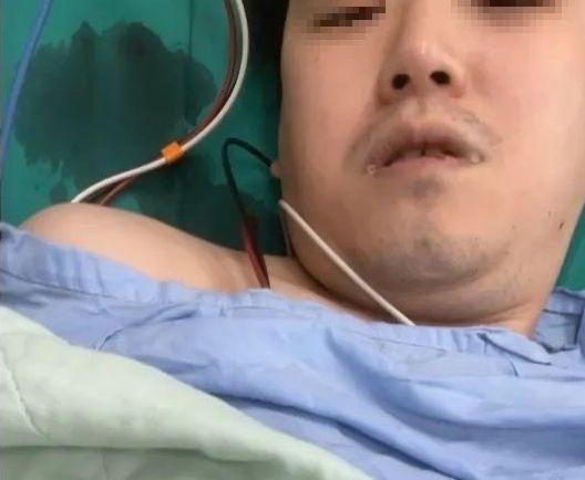 快訊/衝突畫面曝！港網媒創始人「姜牧師」左背遭捅刀倒地　警帶回關係人偵訊
