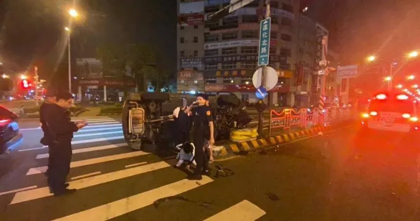 中市男酒駕自撞分隔島「90度側翻」！　同車友人險被陷害揹黑鍋