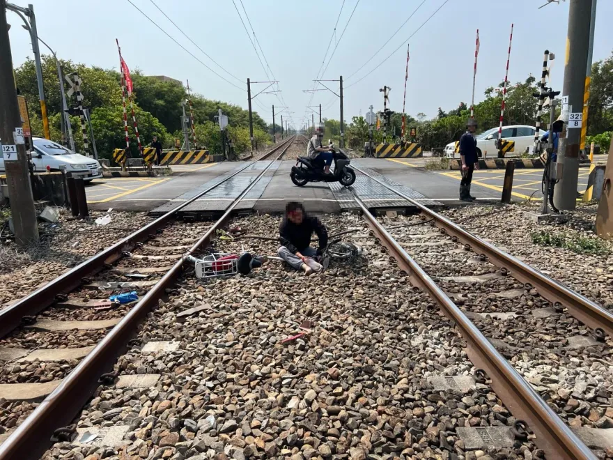 快訊/台南驚見鐵馬騎士瞎闖平交道！車撞成廢鐵　人奇蹟生還