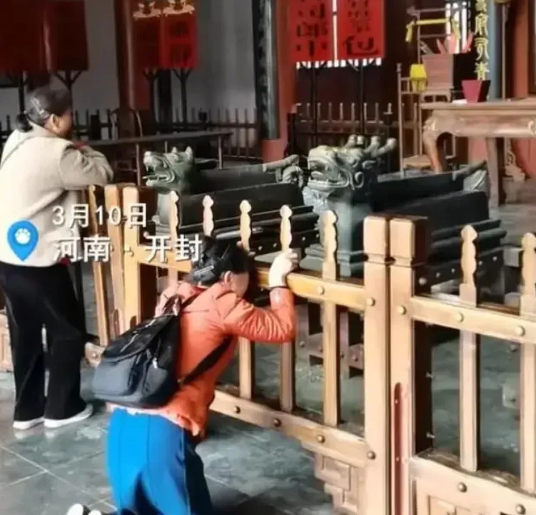 女子跪地痛哭引模仿！河南包公祠現「申冤潮」　即宣布「內部施工」暫停開放