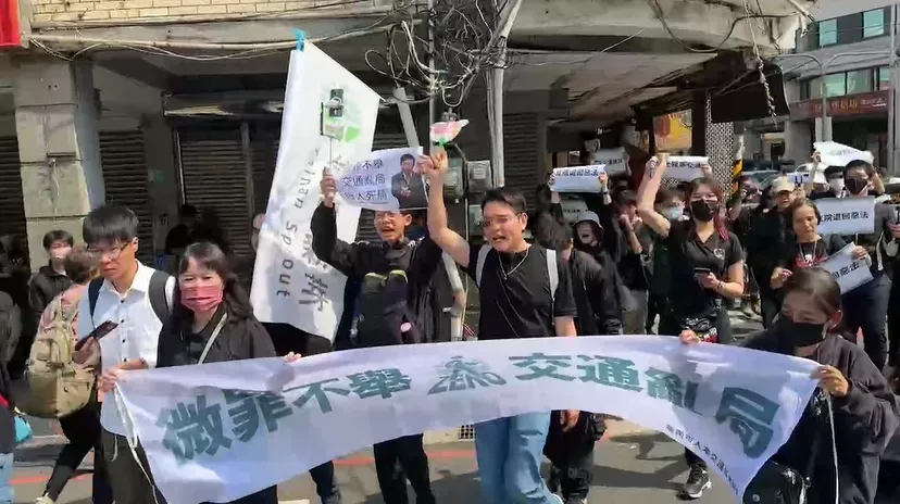 台南抗議微罪不記點！余志祥重回愛女喪命現場　秀刺青哽咽：她給我力量