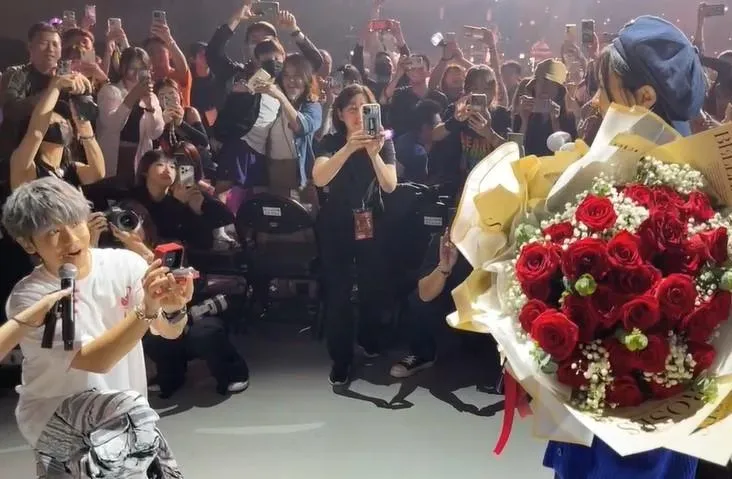 影/鼓鼓演唱會求婚大元！掏鑽戒下跪問：妳願意嫁給我嗎