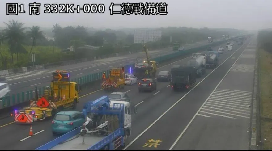 快訊/上班注意！國道1號南下仁德路段車禍　自小客撞護欄嚴重回堵