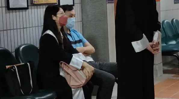 影/5億高中生開庭！傳喚老師、戶政人員　夏男「一號表情」又穿同件衣