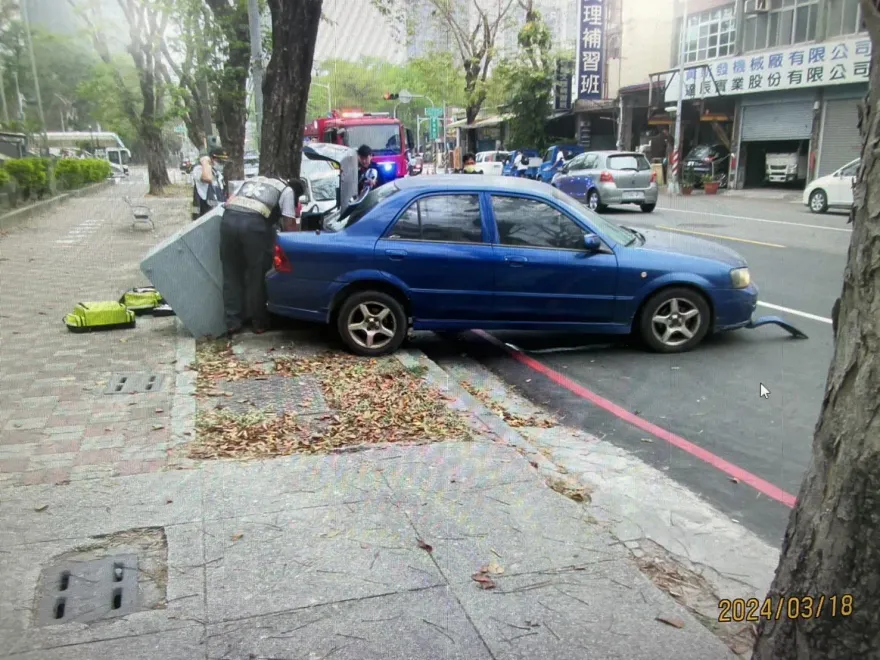 影/詭畫面！高雄男一路倒車　撞上路邊休息80歲翁「卡變電箱夾死」