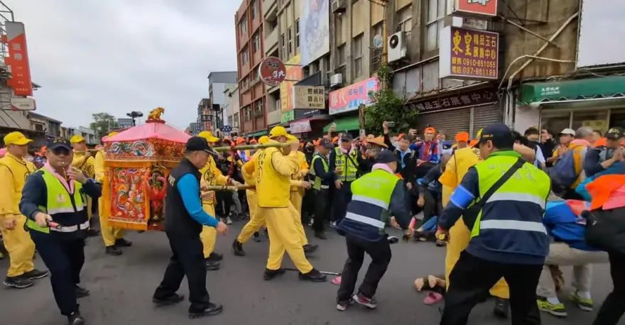 白沙屯媽祖/白沙屯媽祖「突轉向」...香燈腳讓路不慎撞倒嬤　祂趕緊向前關心