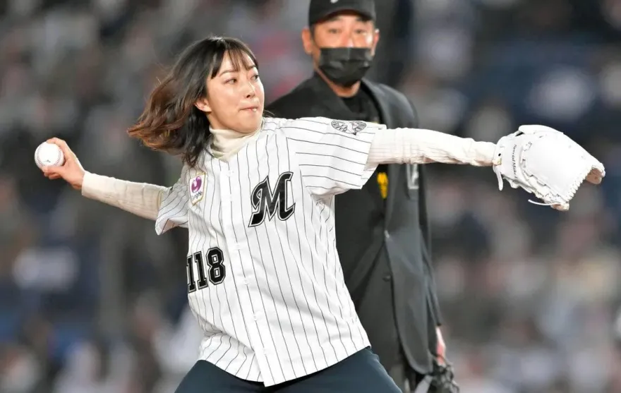 影/相隔2年再開球　菅野美穗站上羅德投手丘