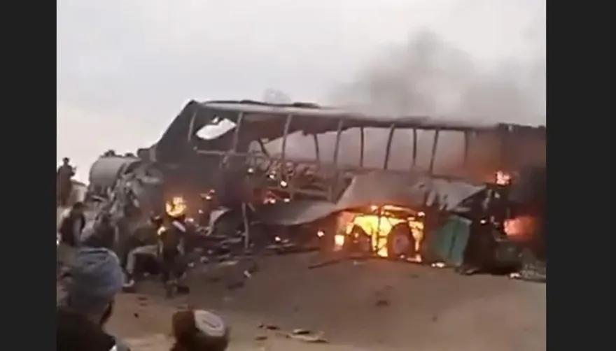 影/巴士失控連環撞！撞摩托車後「衝對向車道」　引油罐車爆炸致21死38傷
