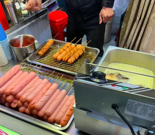 抖音小吃「澱粉腸」翻車！被踢爆內含狗食原料「雞骨泥」　網驚：不敢吃了