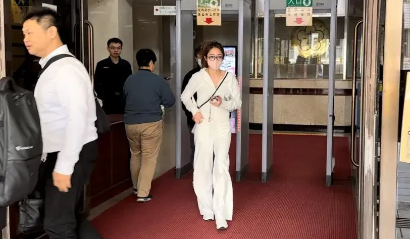 快訊/畫面曝光！林千又現身北檢淚灑法庭　庭外倚牆痛哭喊「不想面對！」