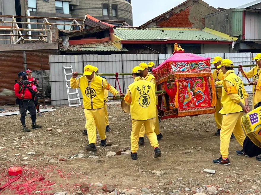 白沙屯媽祖/5年前被燒光！白沙屯媽轉進「苑裡市場工地」賜福　鎮長飆淚跪謝