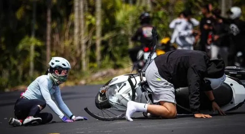 山道猴賠慘了！嘉義「阿婆灣」重機男撞飛正妹　公路車要價30萬