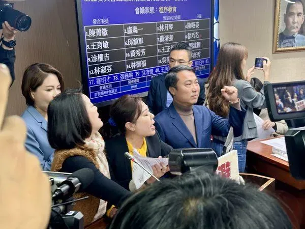 大戰護航綠委　李彥秀轟衛福部：檢討報告不及格