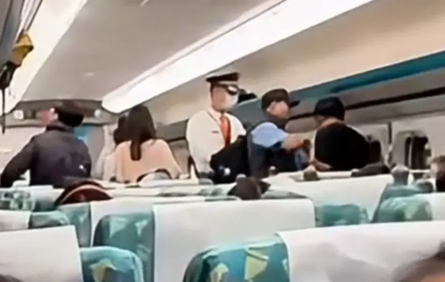 影/霸佔對號座「搶保全裝備」！高鐵黑衣男遭鎖喉、過肩摔