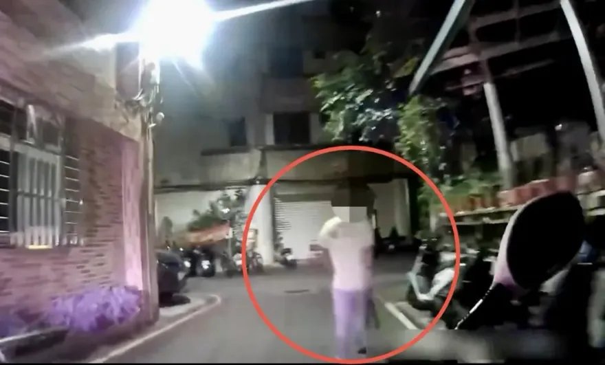 影/新北蘆洲狂男持雙刀逛大街　警奪刀壓制逮人送辦