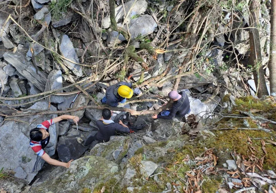 影/直擊土石眼前坍方！大鹿林道20名山友受困　警消馳援再遇山崩