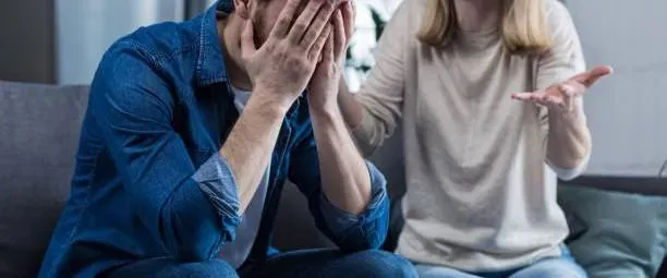 女友經期「內褲不換穿4天」！男友坐旁邊聞到崩潰　網批：胎哥鬼