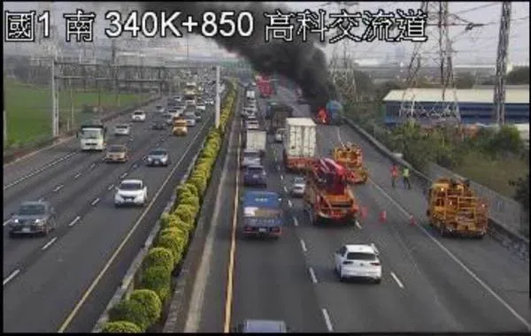 快訊/下班注意！國1南下路竹高科段大型車「駕駛座下燃燒」陷火海