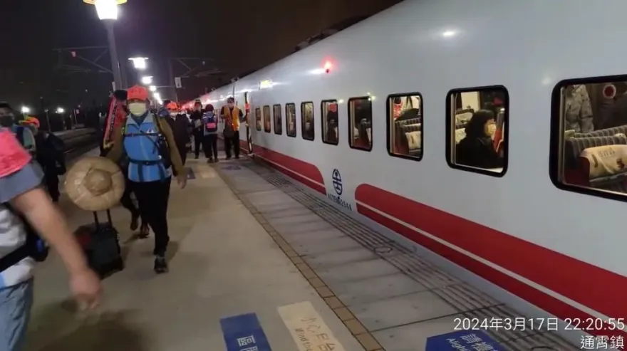 白沙屯媽祖/香燈腳包車「普悠瑪」！首度停靠白沙屯站　當地鄉親嗨翻