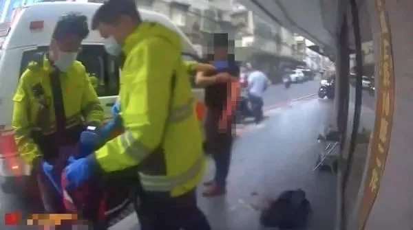 新北板橋當街濺血事件！賭爛朋友欠萬元沒還　他怒掏摺疊刀劃傷對方手臂
