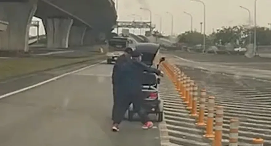這誤闖太要命！超狂阿公騎電動代步車差點衝上國道5號　汽車駕駛嚇壞阻止