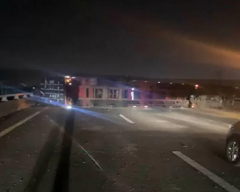 快訊/國1北上彰化段深夜貨櫃車、曳引車碰撞！事故車橫躺車道釀回堵