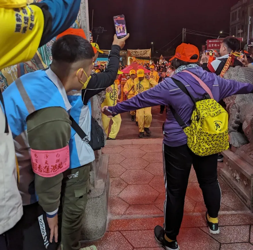 白沙屯媽祖/紫衣女「廟前攔轎」大喊護駕！　網掀兩派熱議：是在擋神嗎？