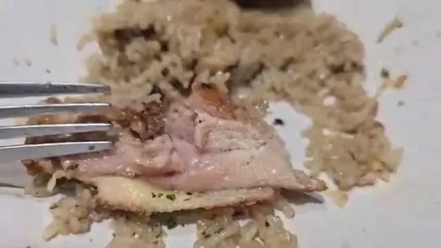 影/高雄「黑浮咖啡」爆食安！顧客吃到生雞肉餐　衛生局裁罰6萬元