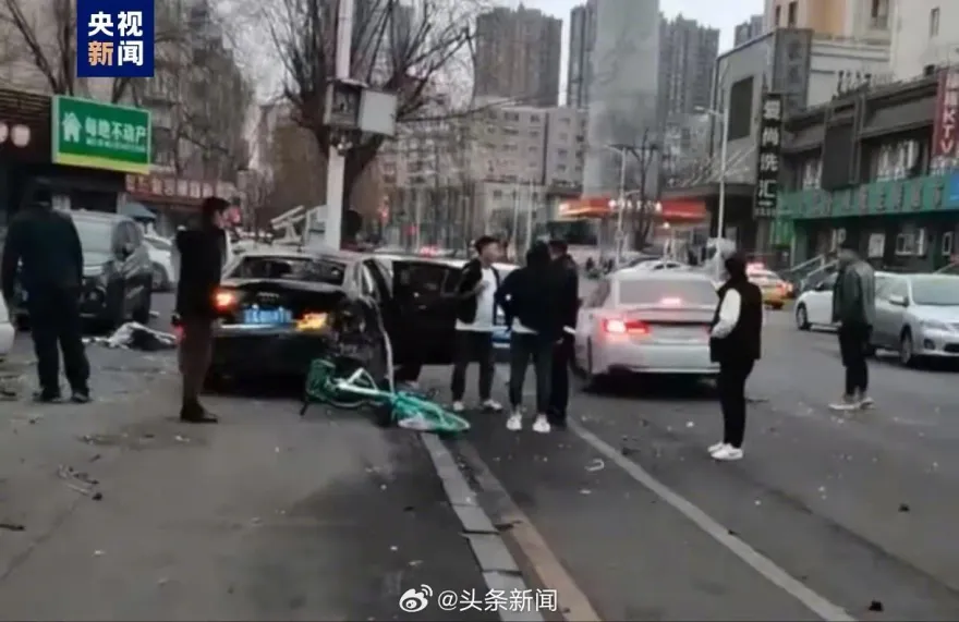 影/路人如保齡球瓶倒地！汽車逆向衝上人行道　「車內有鋼製氣罐」釀3死2傷