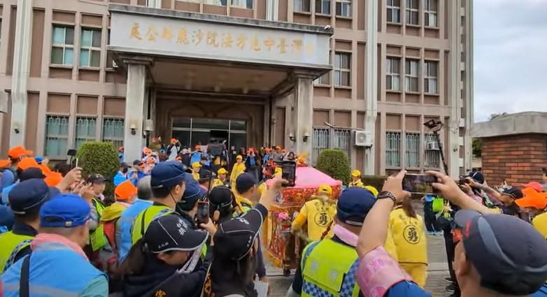 白沙屯媽祖/媽祖10度停駕同餐廳！今突停靠「這機關」　官員開大門跪接