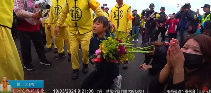 白沙屯媽祖/心碎了！小妹妹一家跪地哭求繞路祈福　鑾轎停3分鐘繼續趕路