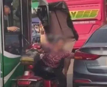 玩命關頭！南投7旬嬤飆代步車鑽車縫　天棚勾遊覽車照後鏡「翹雙輪」