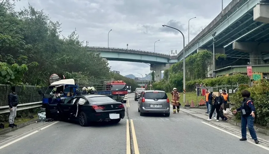 影/撿手機釀禍！新北五股BMW對撞小貨車　6人受傷送醫