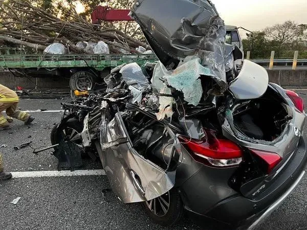 快訊/國3台南段死亡車禍原因曝！大車故障停路肩「突滑進車道」轎車閃不了撞上