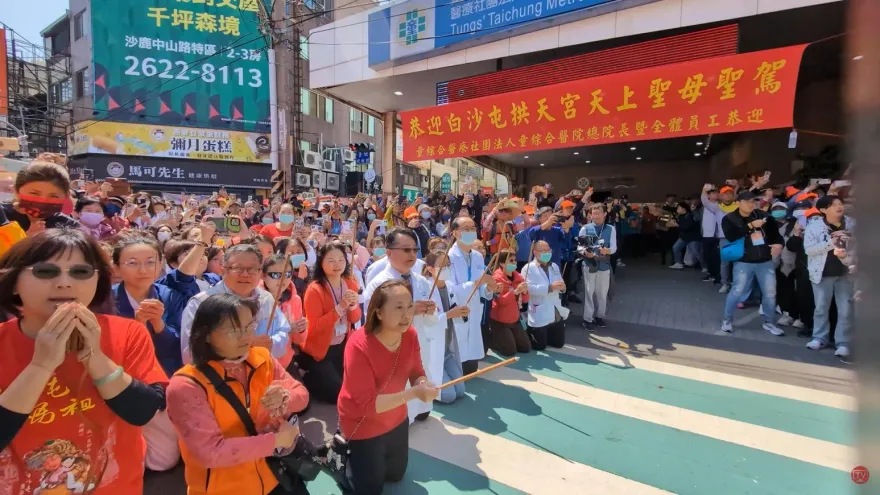 白沙屯媽祖/「粉紅超跑」移駕沙鹿童綜合祈福　白袍醫護跪迎