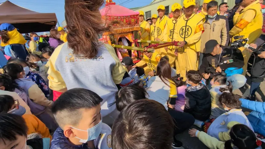 白沙屯媽祖/展現母愛慈悲！鑾轎破紀錄停駕　特允「小朋友們」鑽轎腳
