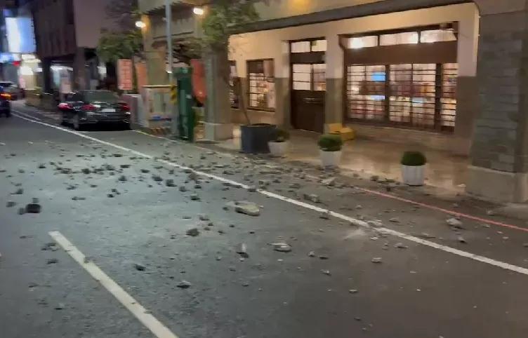 影/台南市林百貨大樓「大量磁磚掉落」！路旁轎車慘遭暴砸