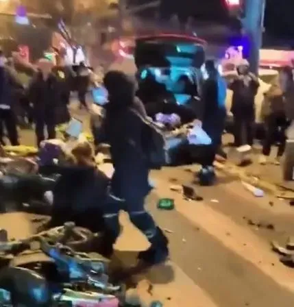 北京轎車衝撞機車再撞行人！多人倒地哀嚎場面驚悚　警急衝逮嫌犯